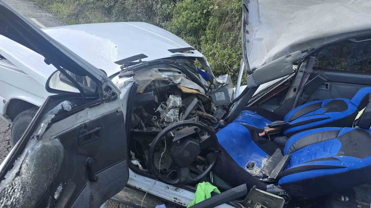 Akçaabat'ta Kaya Parçası Otomobilin Üzerine Düştü: 5 Yaralı