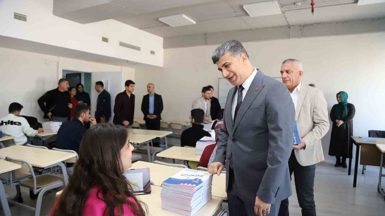 Akdeniz Belediyesi'nden Gençlere Eğitim Desteği