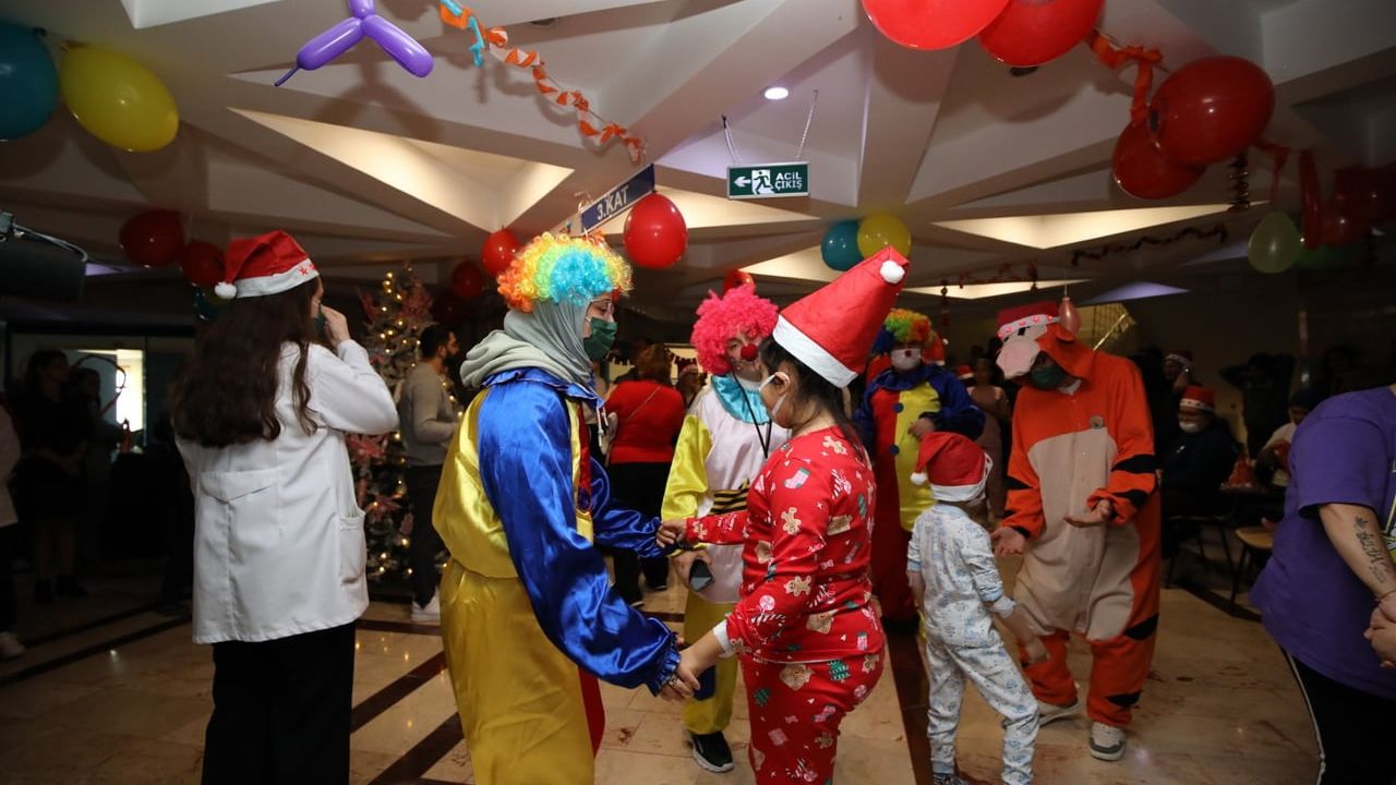 Akdeniz Üniversitesi Hastanesi'nde Yeni Yıl Coşkusu