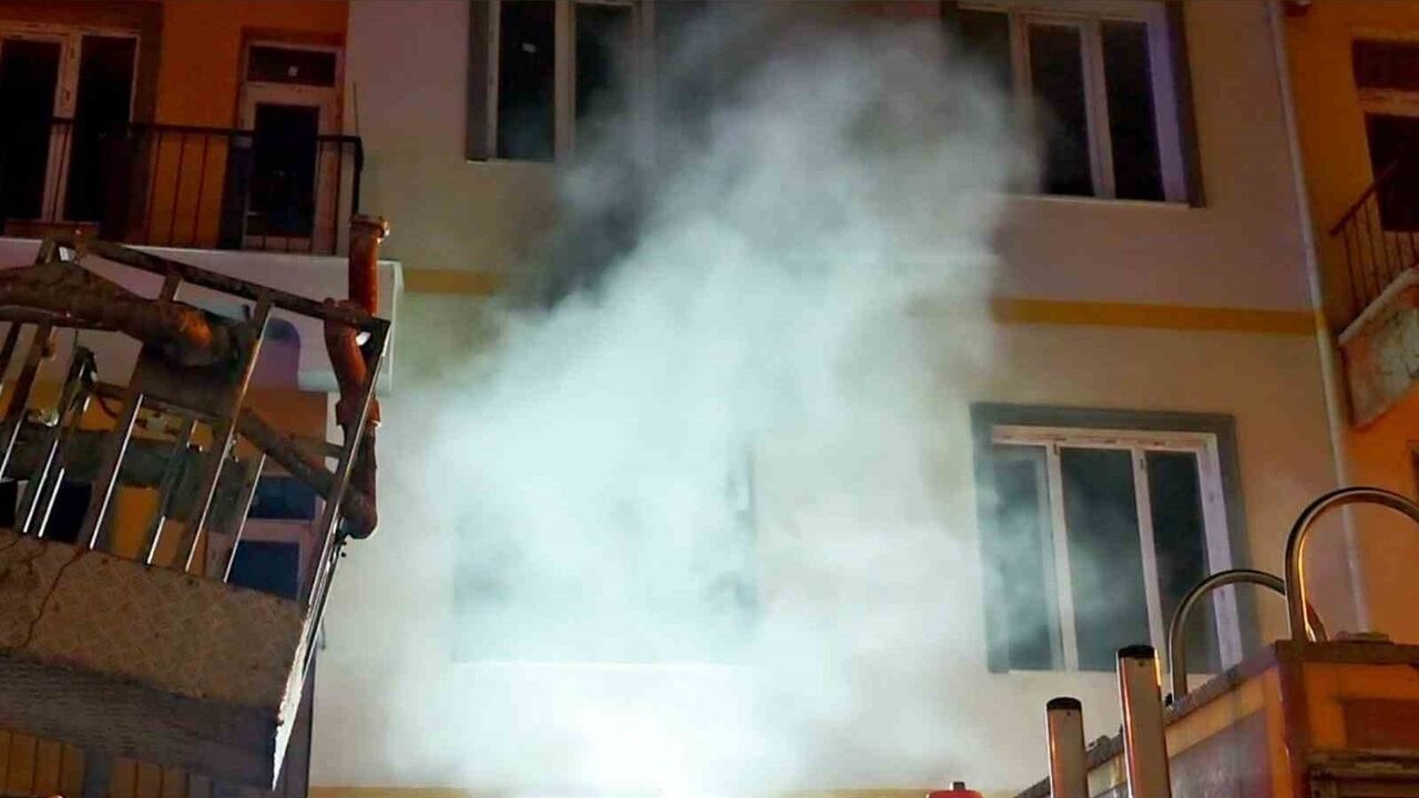 Aksaray'da Apartman Yangını Kontrol Altına Alındı