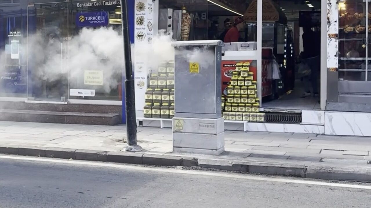 Aksaray'da Elektrik Panosunda Yangın Paniğe Yol Açtı