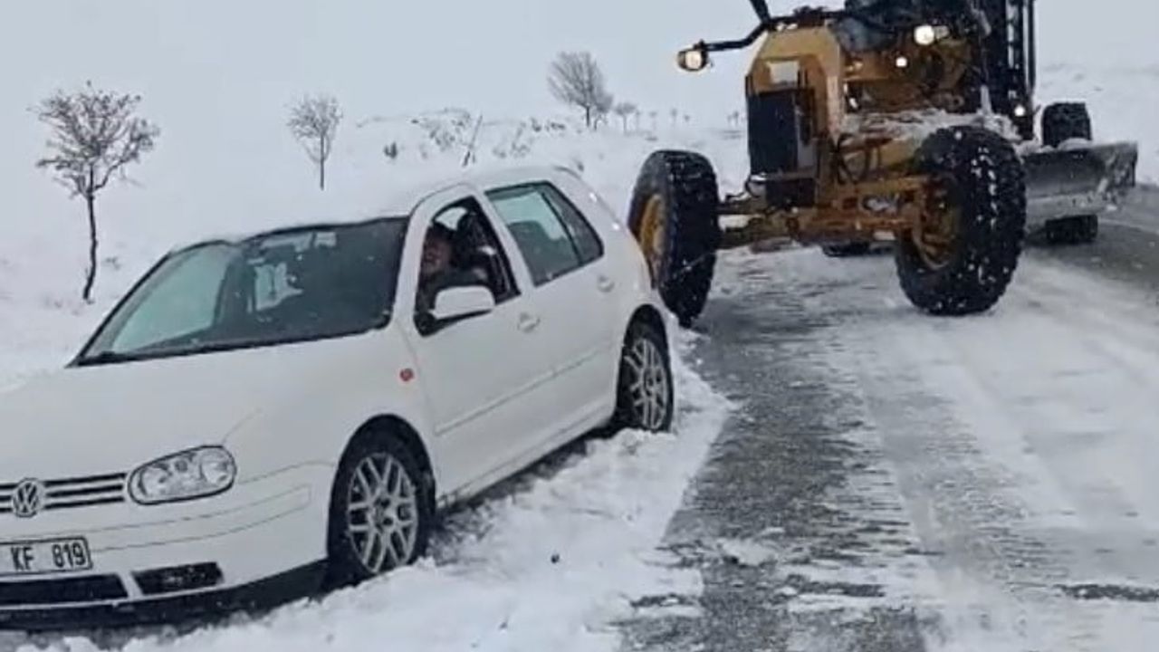 Aksaray'da Kar Yağışı Nedeniyle Araçlar Kurtarılıyor