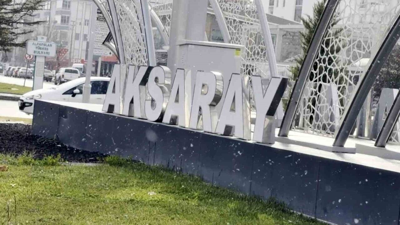 Aksaray'da Mevsimin İlk Karı Yağdı