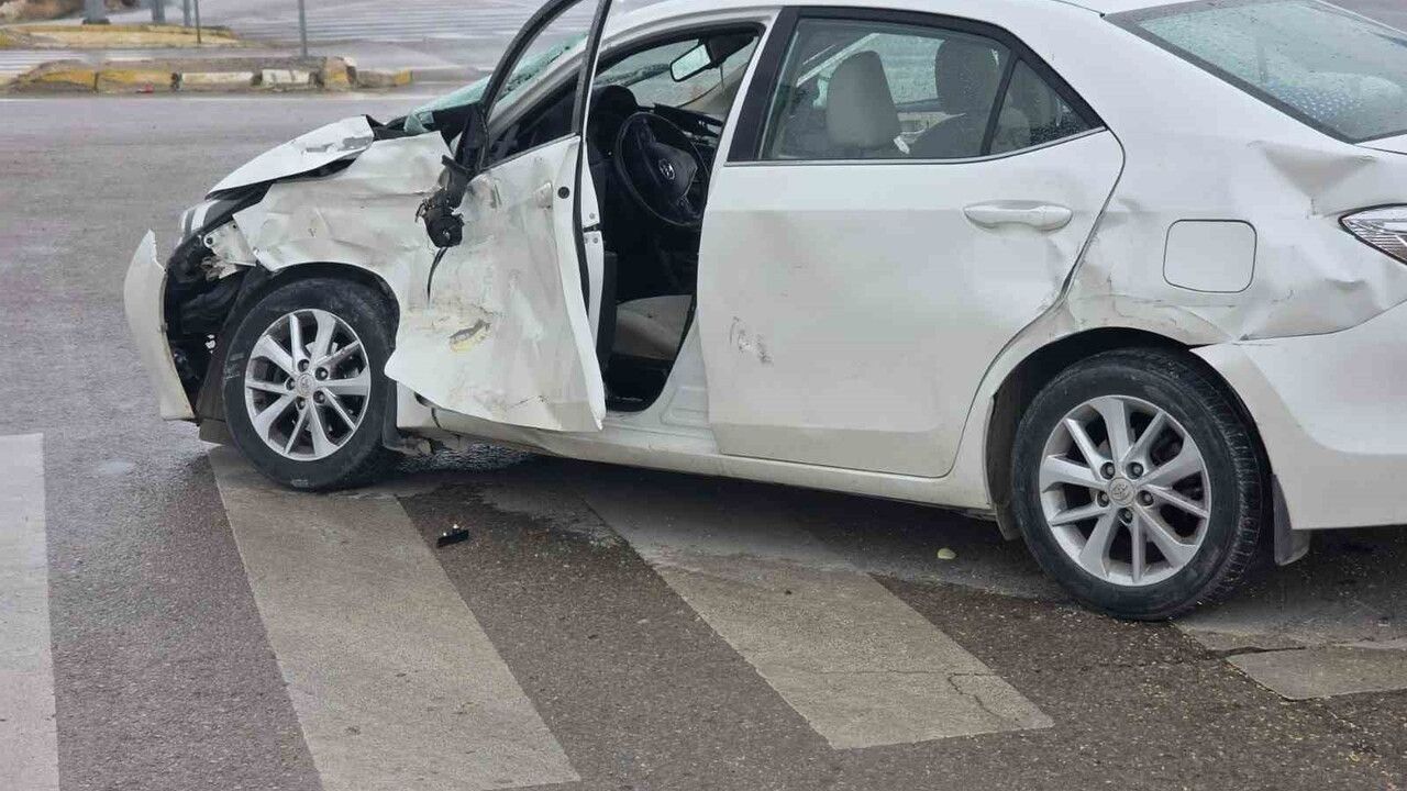 Aksaray'da Tır ile Otomobil Çarpıştı: 5 Yaralı