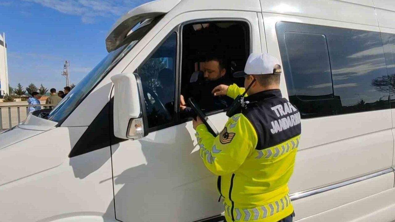 Aksaray'da Trafik Jandarması Okul Servislerine Sıkı Denetim Uyguluyor