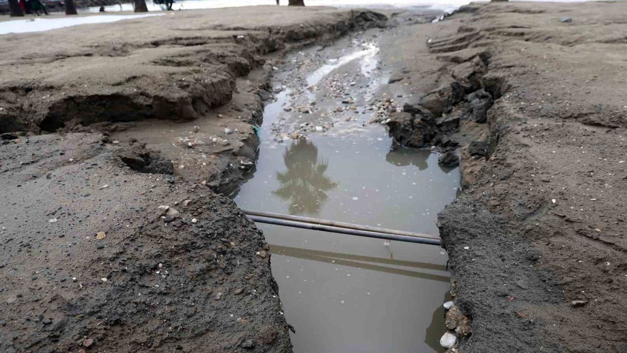 Akyaka'da Yılın En Kısa Günü: Deniz Suyu Çekildi, Sağanak Yağmur Sahili Tahrip Etti