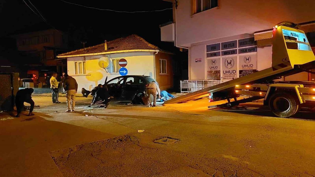 Akyazı'da Gaz Pedalı Takılan Araç Beton Çite Çarptı