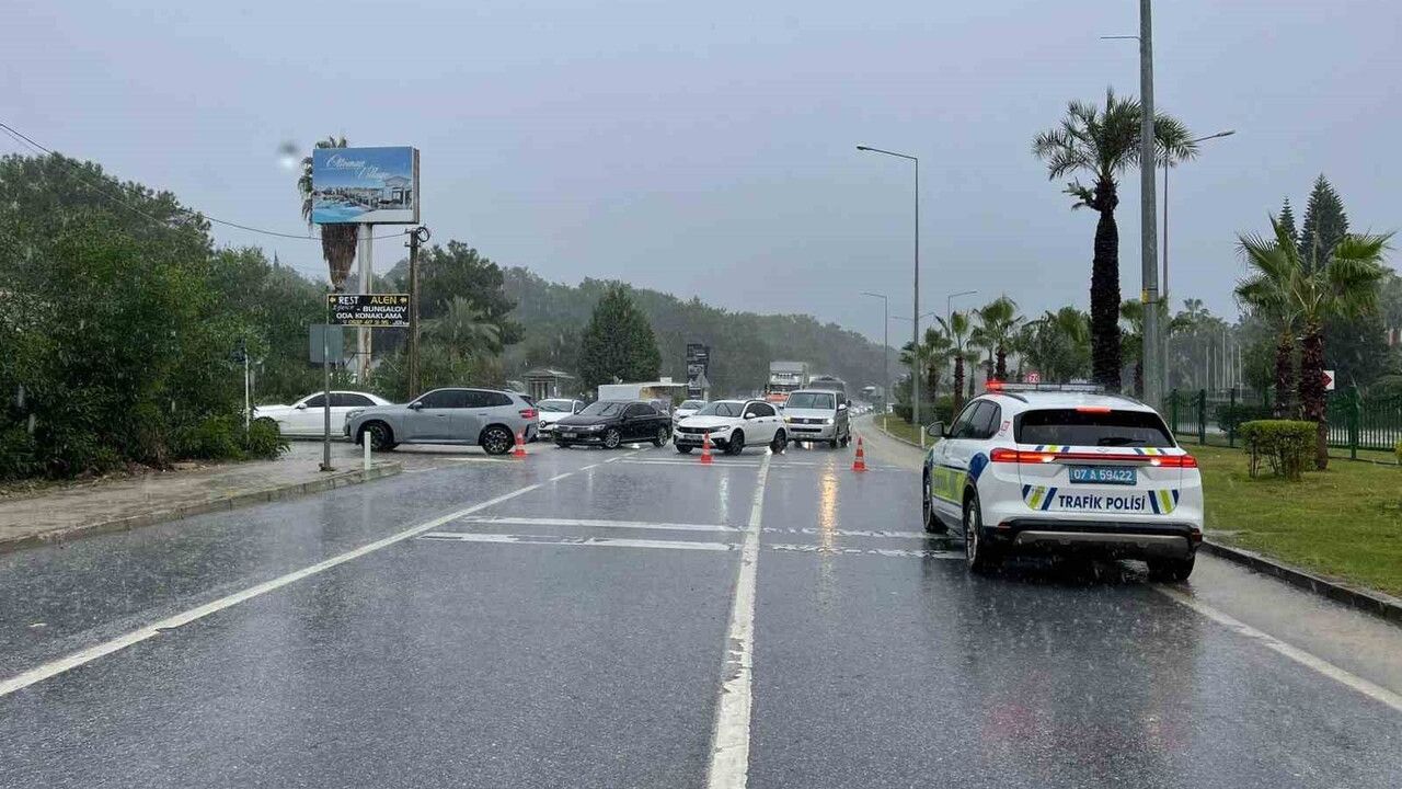 Alanya-Antalya Karayolunda Sağanak Nedeniyle Mahsur Kalan Araçlar