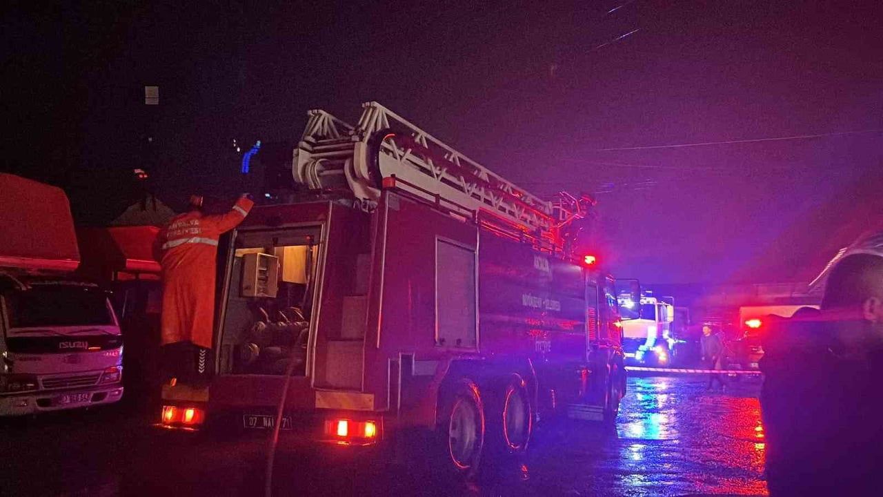 Alanya'da Muz Sarartma Tesisinde Yangın Çıktı