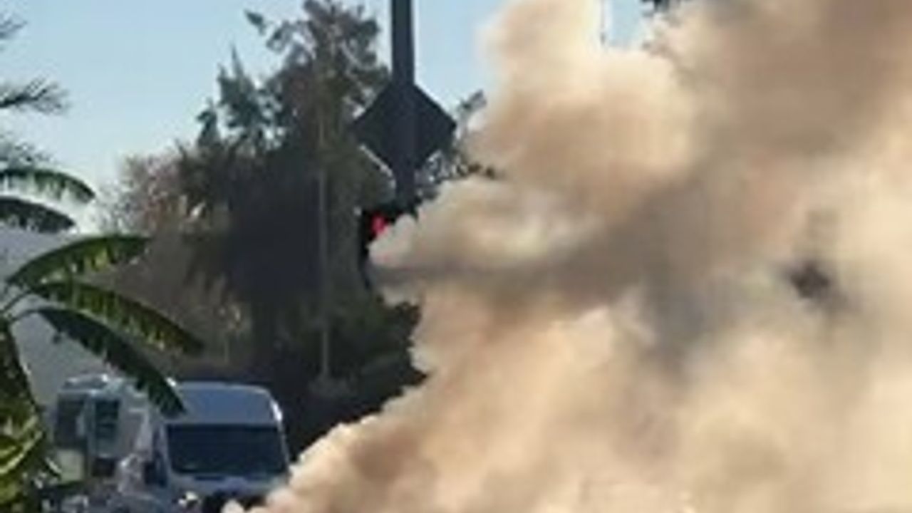 Alanya'da Otomobil Yangını: Sürücü Zamanında Müdahale Etti