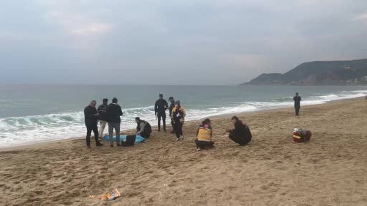Alanya'da Sahilde Yabancı Uyruklu Kadın Cesedi Bulundu