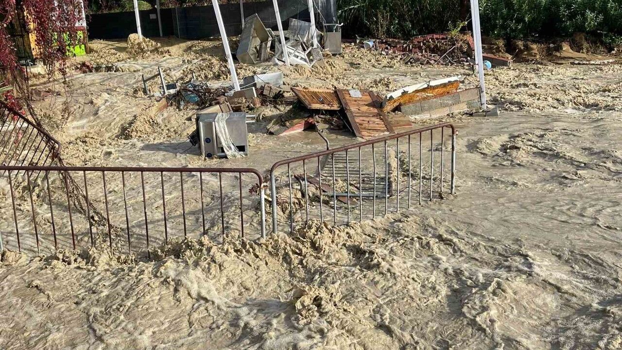 Alanya'da Taşan Dere, 5 Yıldızlı Otelin Kafesini Yıktı