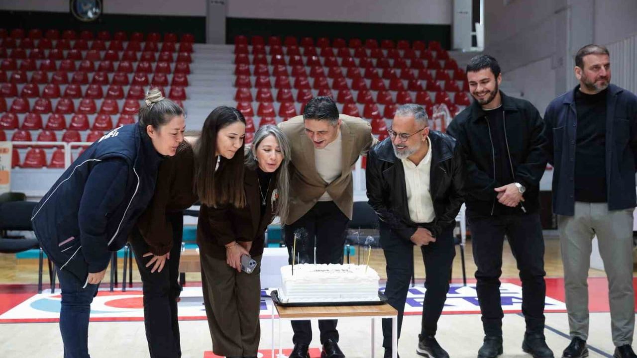 Aliağa Belediyesi'nden Başkan Serkan Acar’a Unutulmaz Doğum Günü Sürprizi