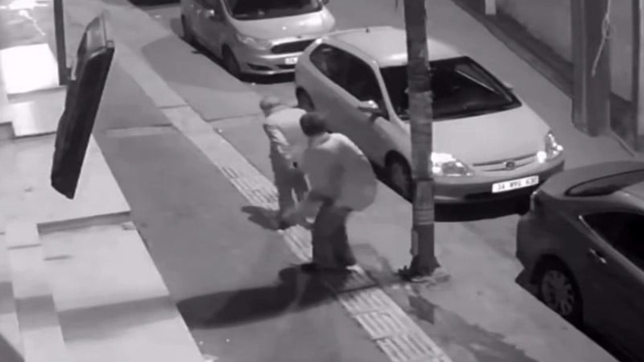 Alkollü Kadının Yaşlı Adamı Dövdüğü Anlar Kameralara Yansıdı