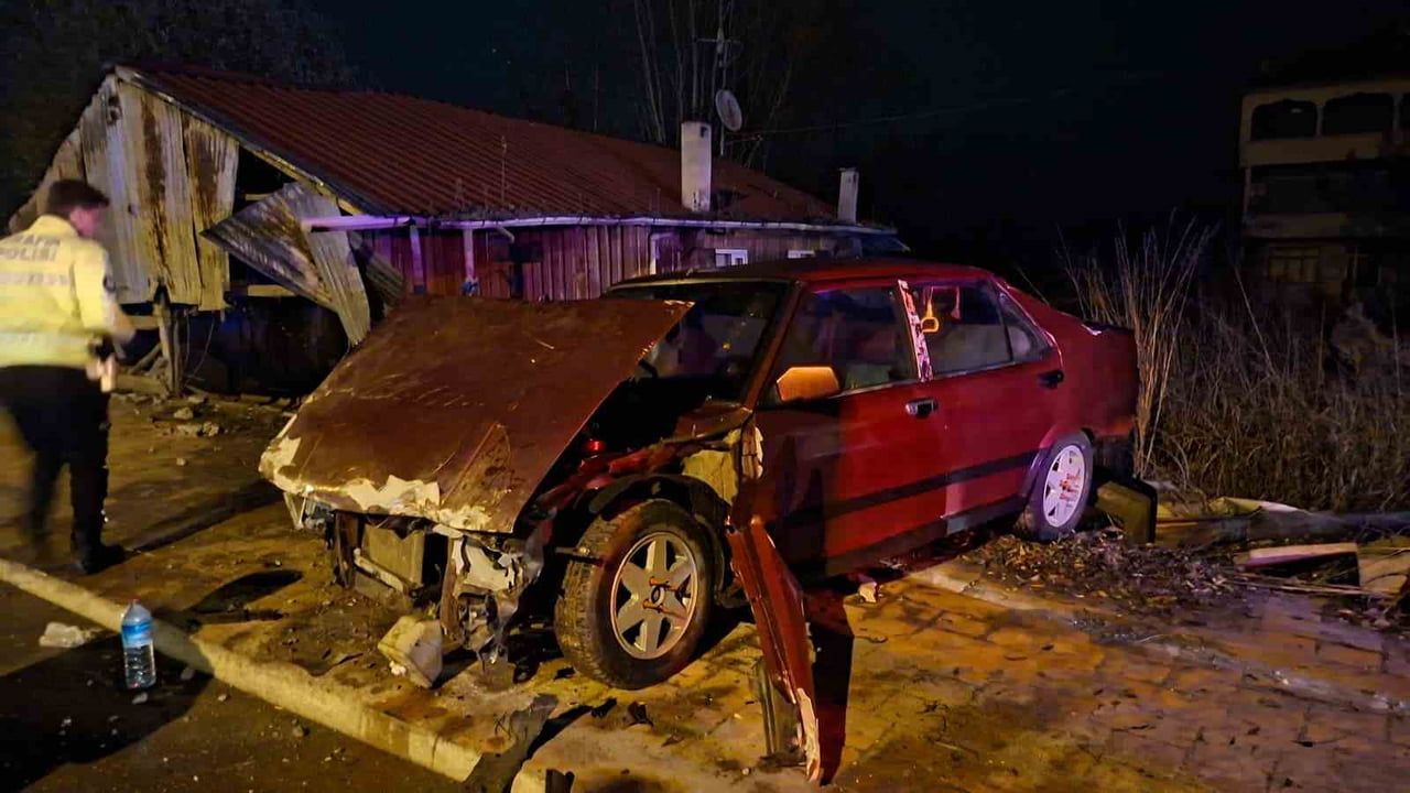 Alkollü Sürücünün Duvara Çarpma Kazası: 3 Yaralı