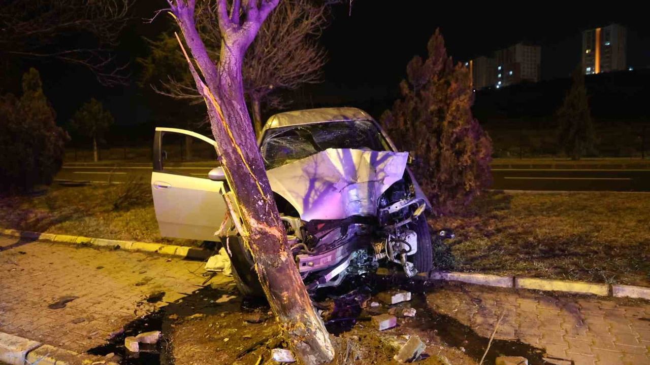 Alkollü Sürücünün Kontrolündeki Araç Ağaca Çarptı