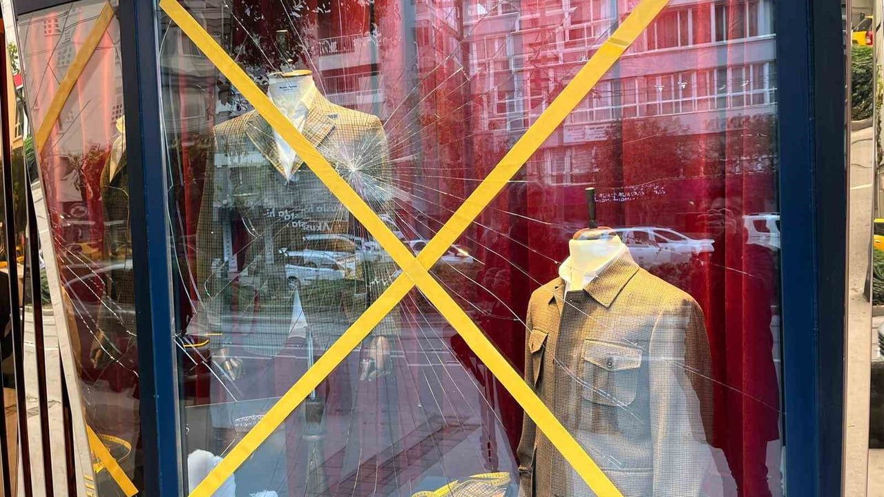 Alkollü Travestinin Vitrin Camına Vurma Anı