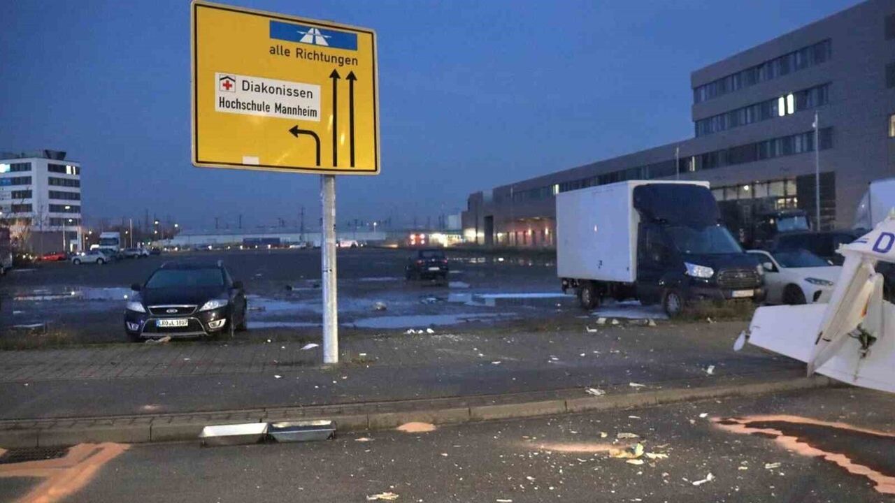 Almanya'da Küçük Uçak Acil İniş Yaptı, 3 Yaralı