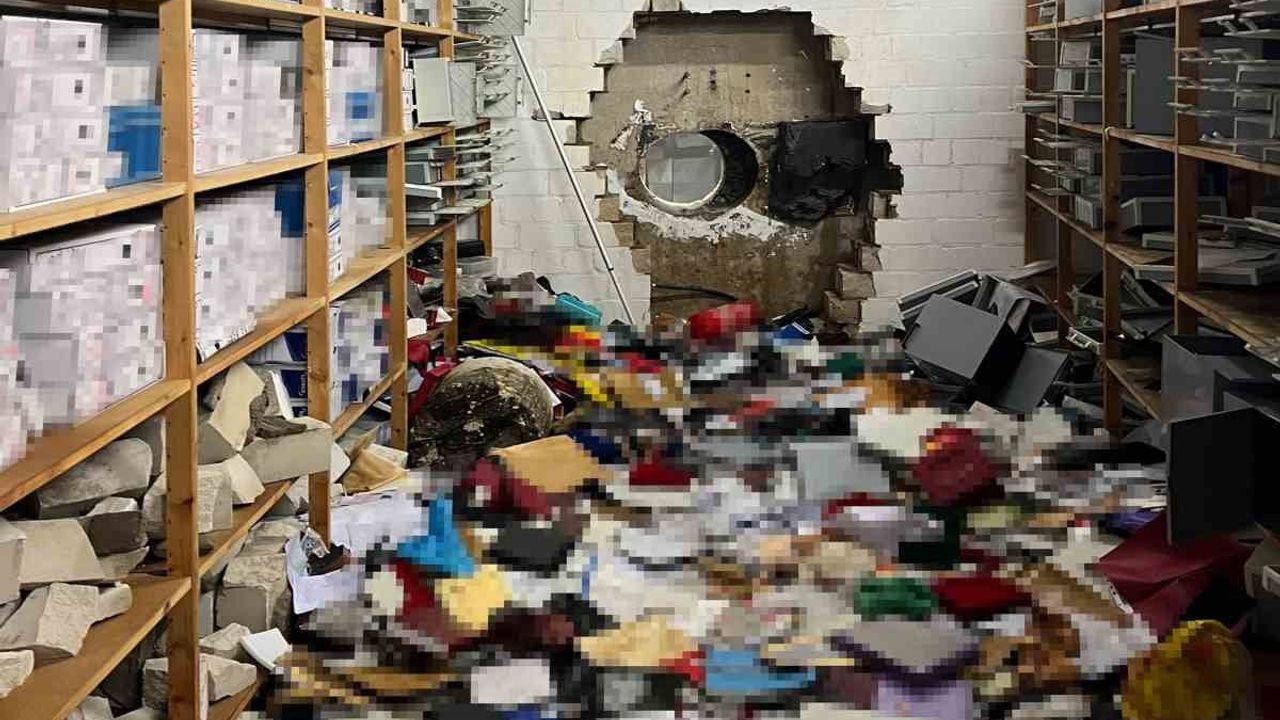 Almanya'da Noel Soygunu: Hırsızlar Duvarı Delip Banka Kasasını Soydu