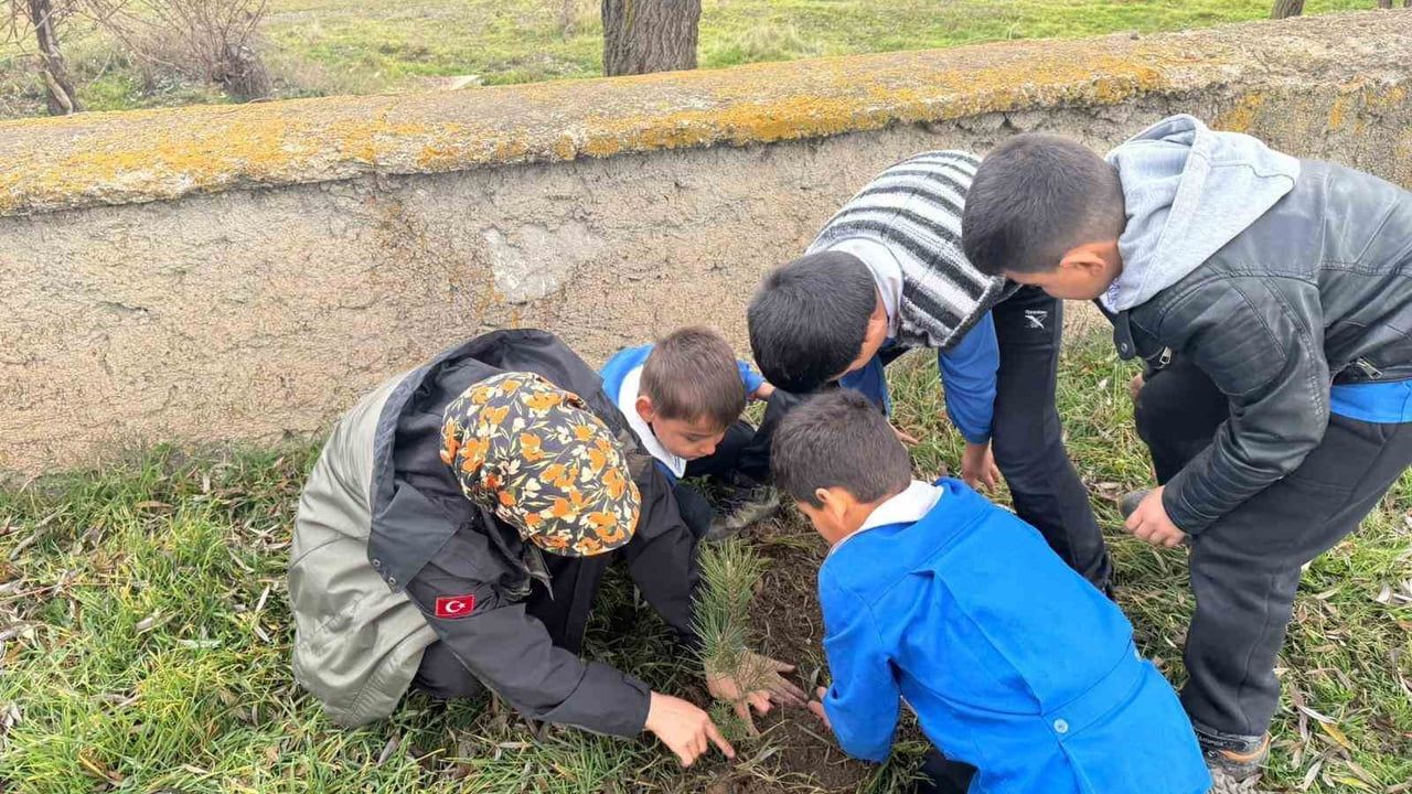 Altıntaş'ta Öğrenciler Fidan Dikti