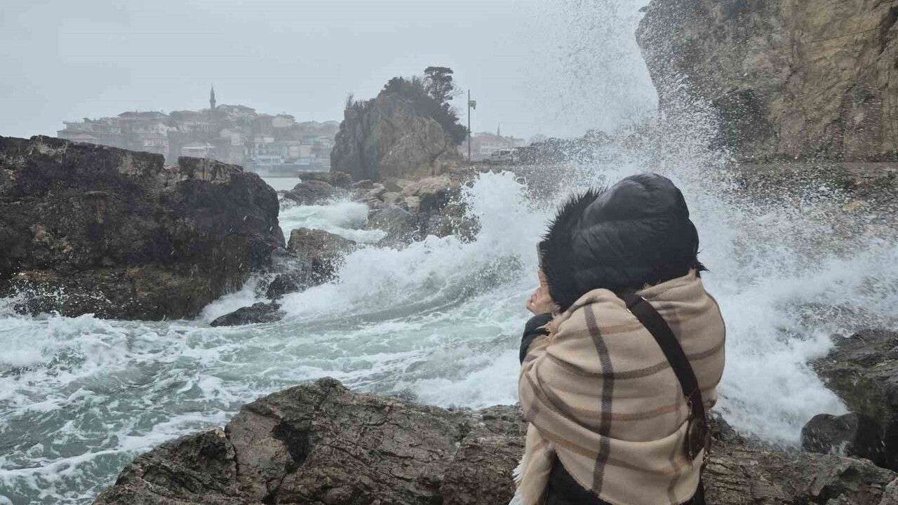 Amasra'da Dalga Boyları 3 Metreyi Aştı