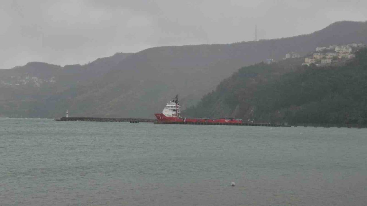 Amasra Limanı’na Sığınan Doğal Gaz Sondaj Gemileri