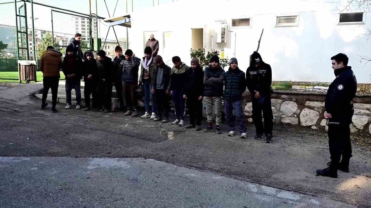 Amasya’da 13 Kaçak Göçmen Tırda Yakalandı