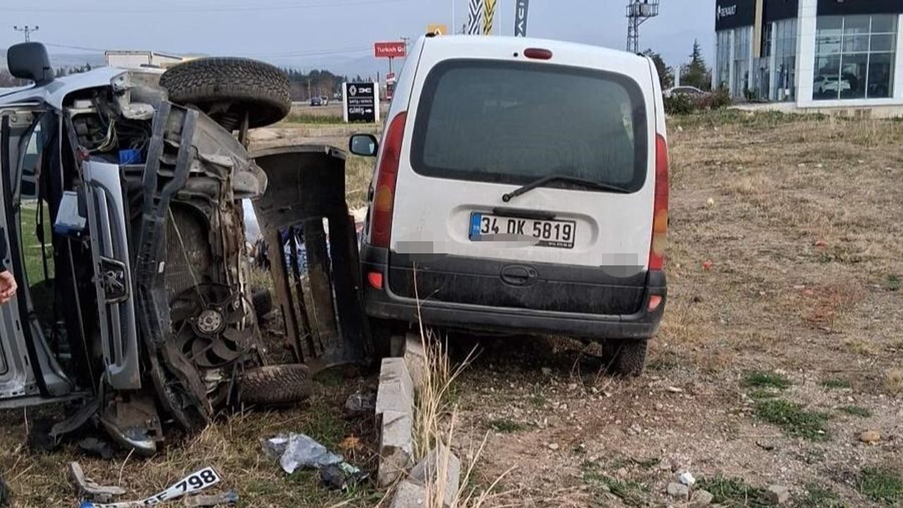 Amasya'da Kamyonet Çarpışması: Dört Yaralı