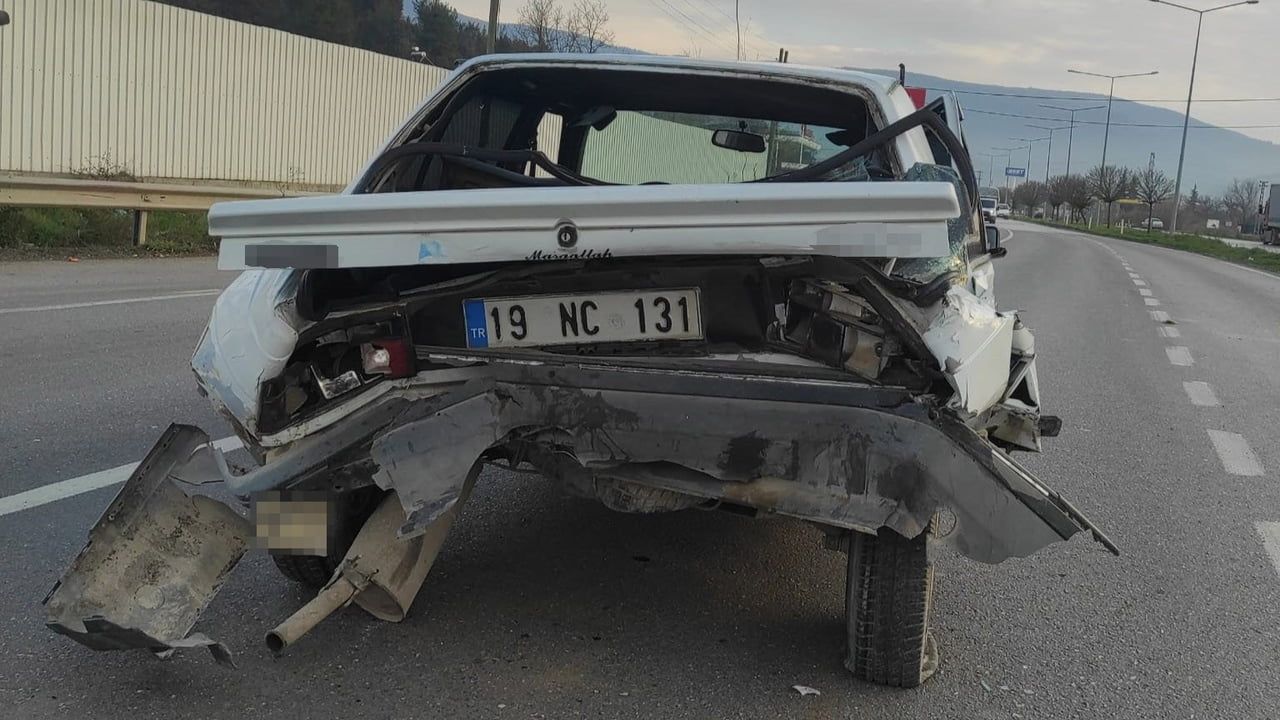 Amasya'da Kırmızı Işıkta Çarpışma: Kaza Anı Kamerada