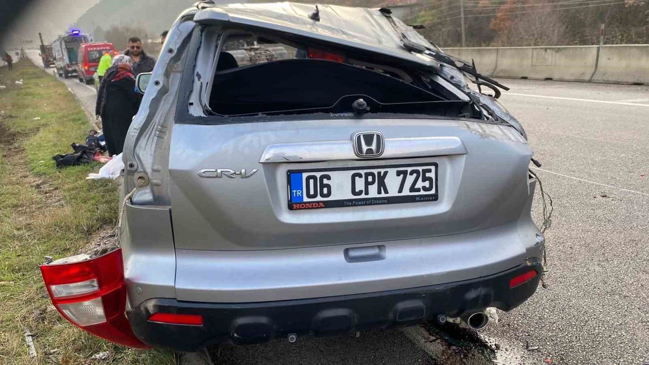 Amasya'da Lastik Patlaması Sonucu Takla Atan Araçta 3 Yaralı