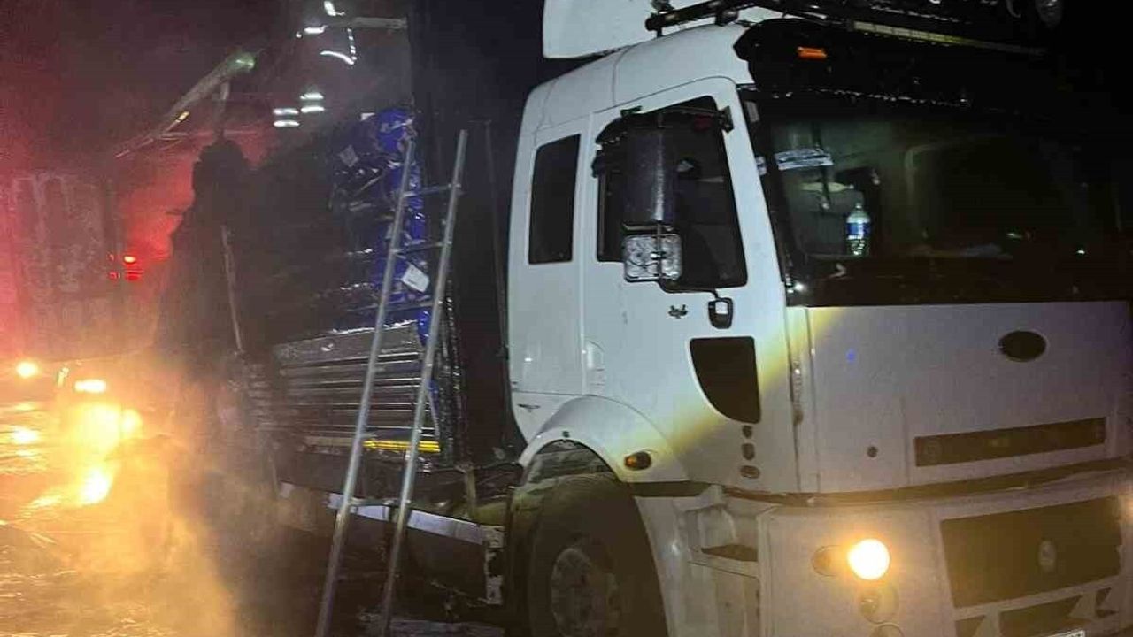 Amasya'da Plastik Halı Yüklü Kamyonda Yangın Çıktı