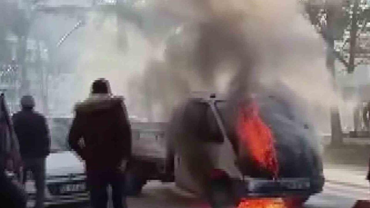 Amasya'da Yanan Kamyonete Vatandaşlardan İlk Müdahale