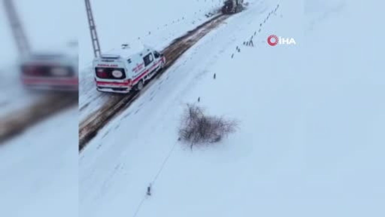 Ambulans, İş Makinesiyle Çekilerek Hastaya Ulaştırıldı