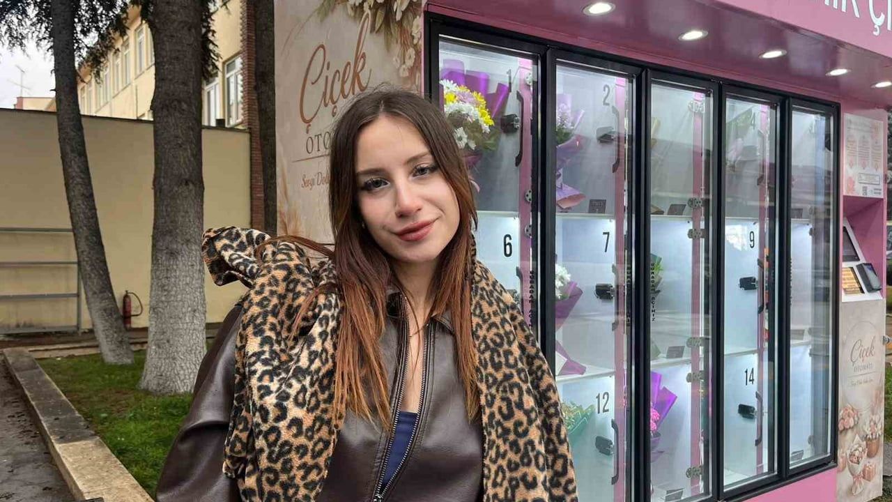 Anadolu Üniversitesi'nde Çiçek Otomatı Dikkat Çekiyor