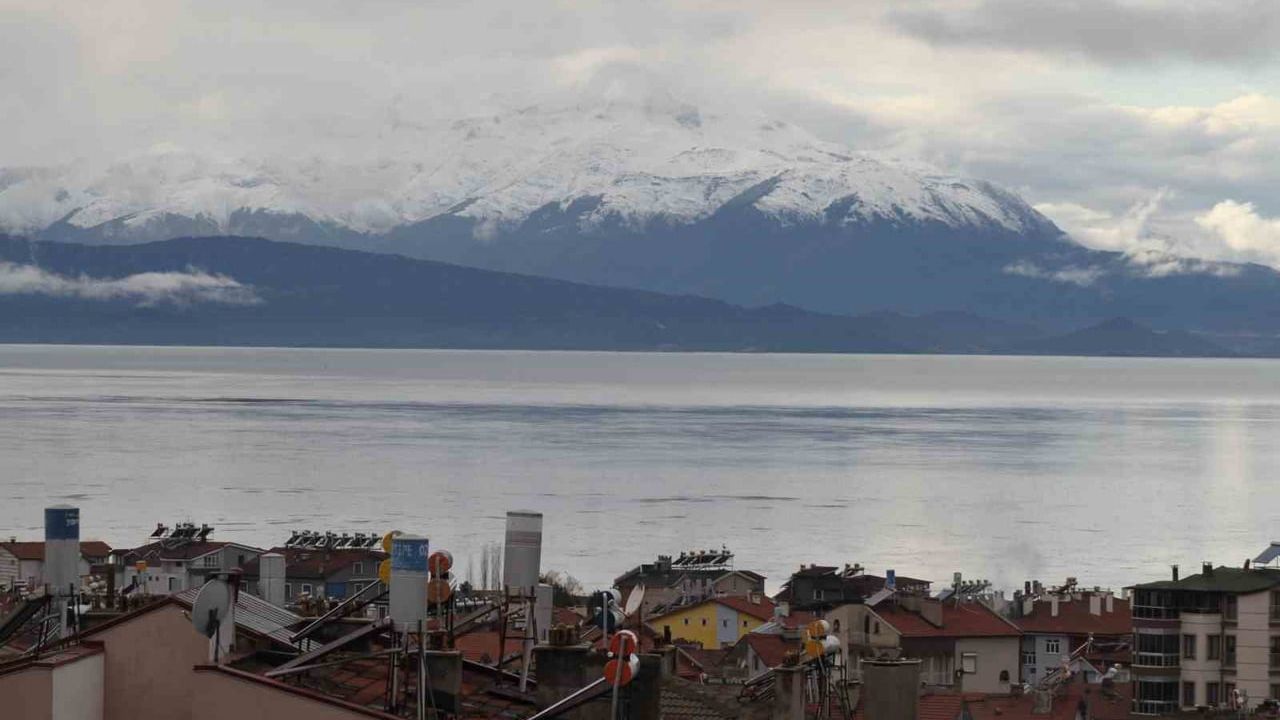 Anamas Dağı'nın Zirvesi Karla Kaplandı