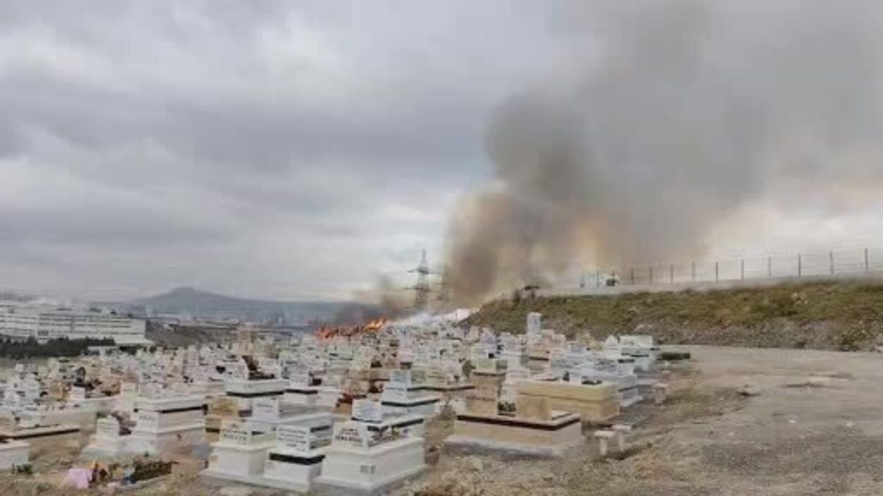 Ankara'da Mezarlık Yangını Kontrol Altına Alındı