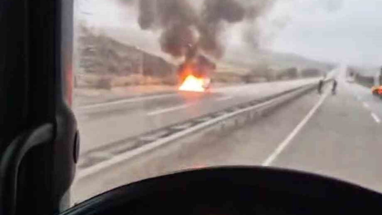 Ankara'da Otomobil Alev Aldı