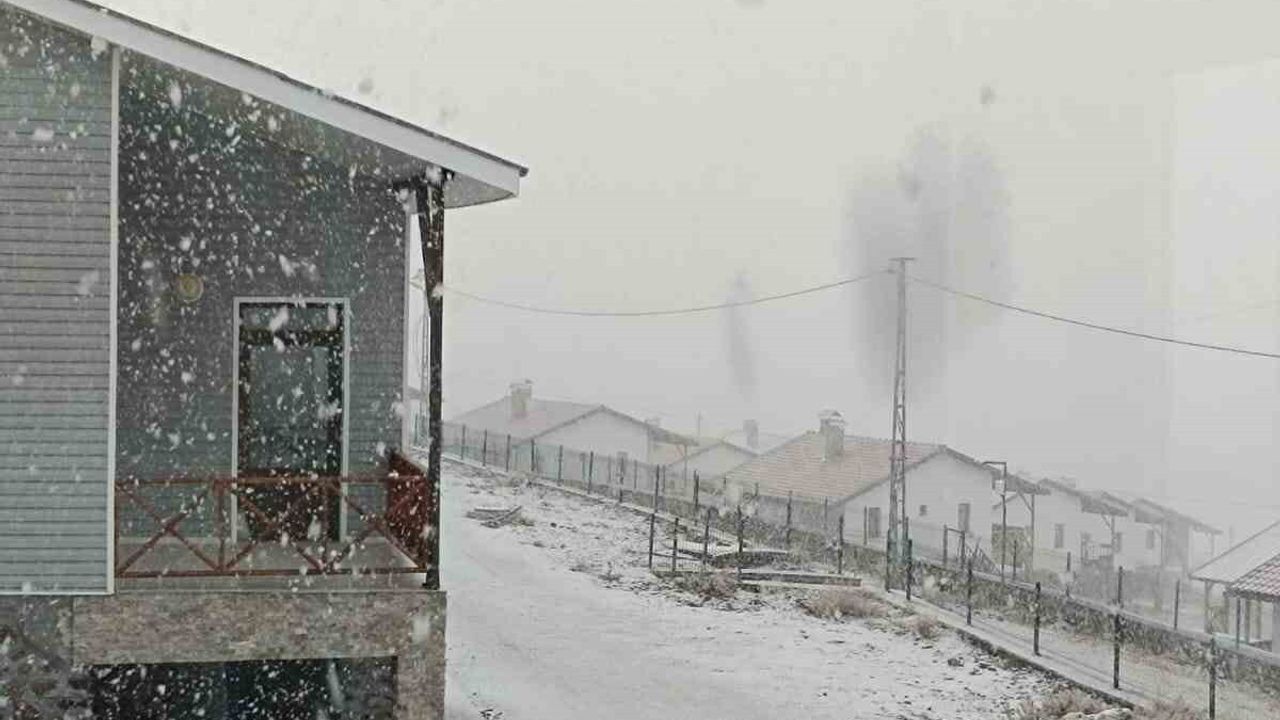 Ankara'nın Beypazarı İlçesinde Mevsimin İlk Karı Yağdı