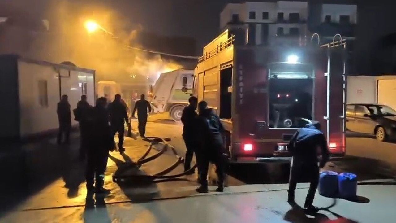 Antakya'da Çöp Kamyonu Alev Alev Yandı