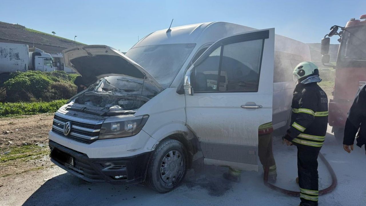 Antakya'da Seyir Halindeki Minibüste Yangın Çıktı