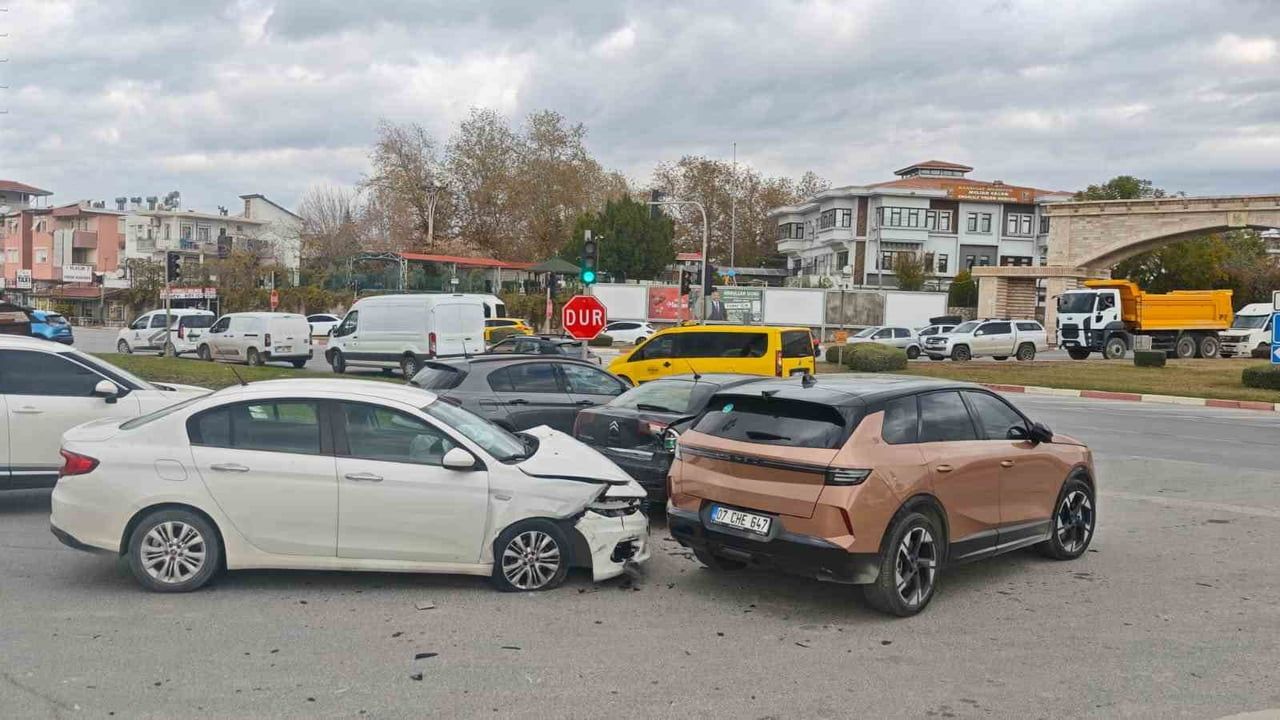 Antalya'da 4 Araçlı Zincirleme Kaza: 1 Yaralı