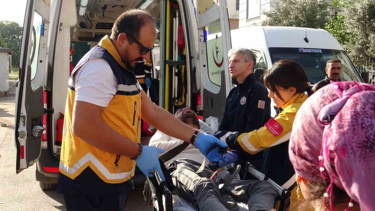 Antalya'da Apartman Yangını: Uykuda Yakalanan Birey Hastaneye Kaldırıldı