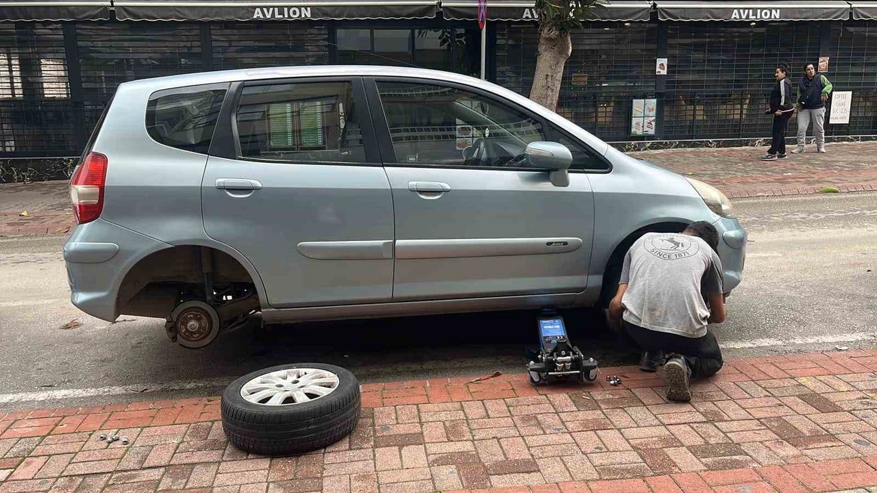 Antalya'da Araç Lastikleri Kesildi: 20 Araç Hedef Alındı