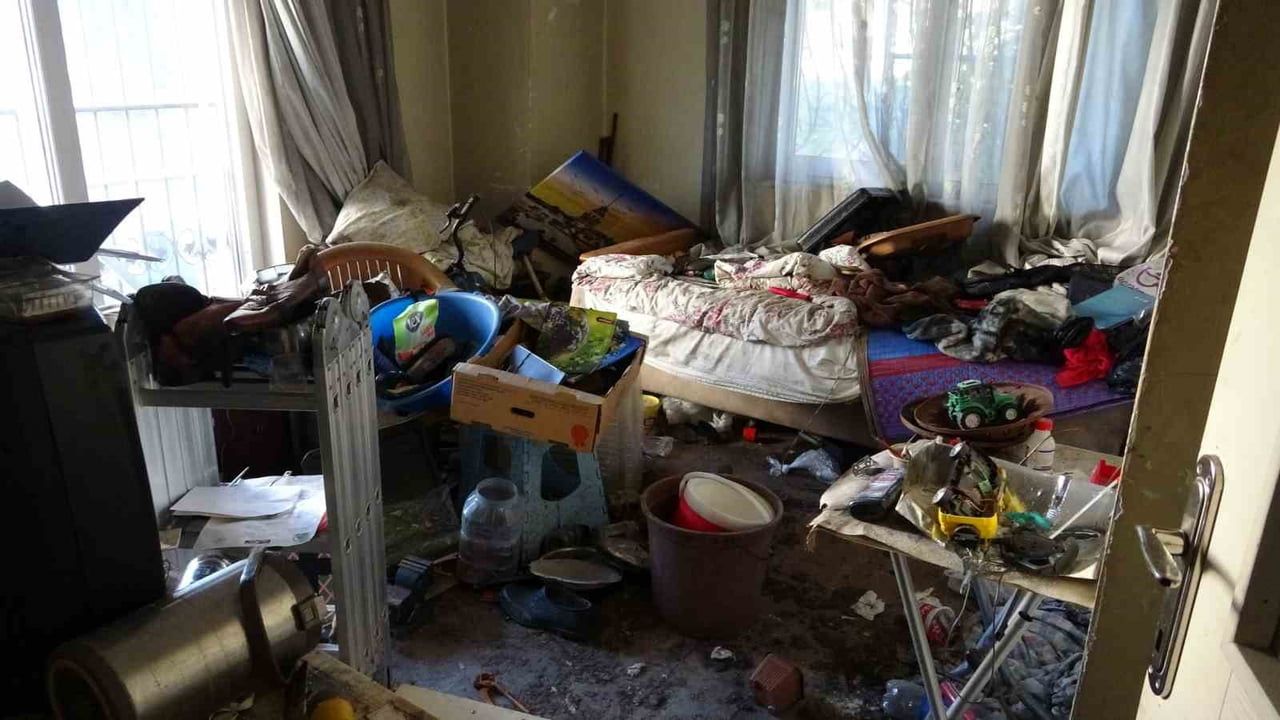 Antalya'da Çöp Dolu Evden İki Kamyon Atık Çıktı