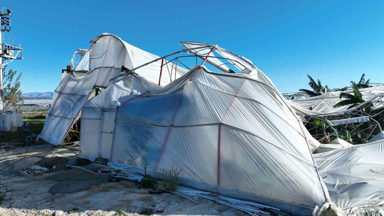 Antalya'da Hortum Seralarda Ciddi Hasara Yol Açtı