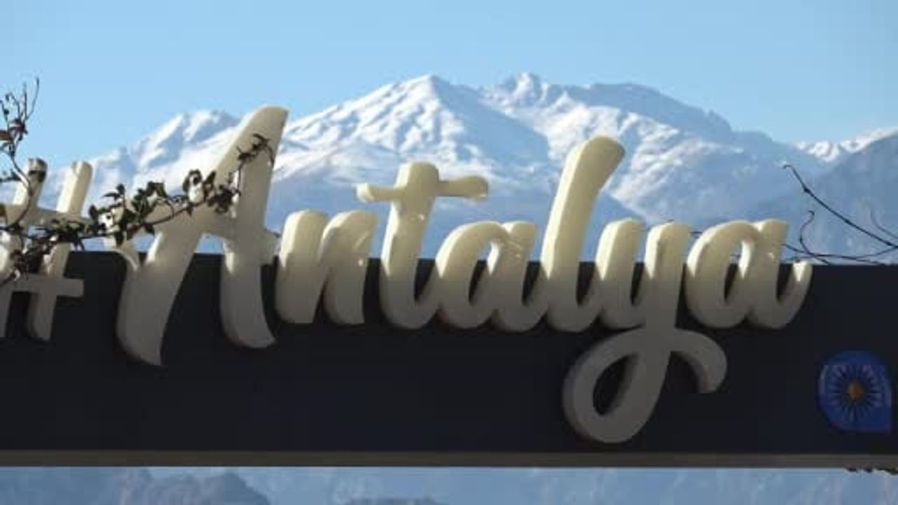 Antalya'da İki Mevsim Yaşanıyor: Turistler Kar Manzarasında Denize Girdi