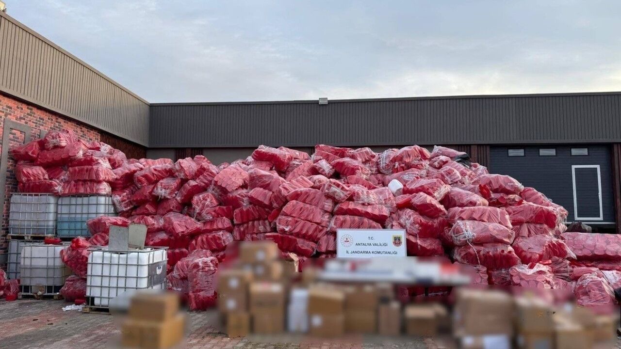 Antalya'da Kaçak Alkol Operasyonu: 52 Bin Litre Etil Alkol Ele Geçirildi