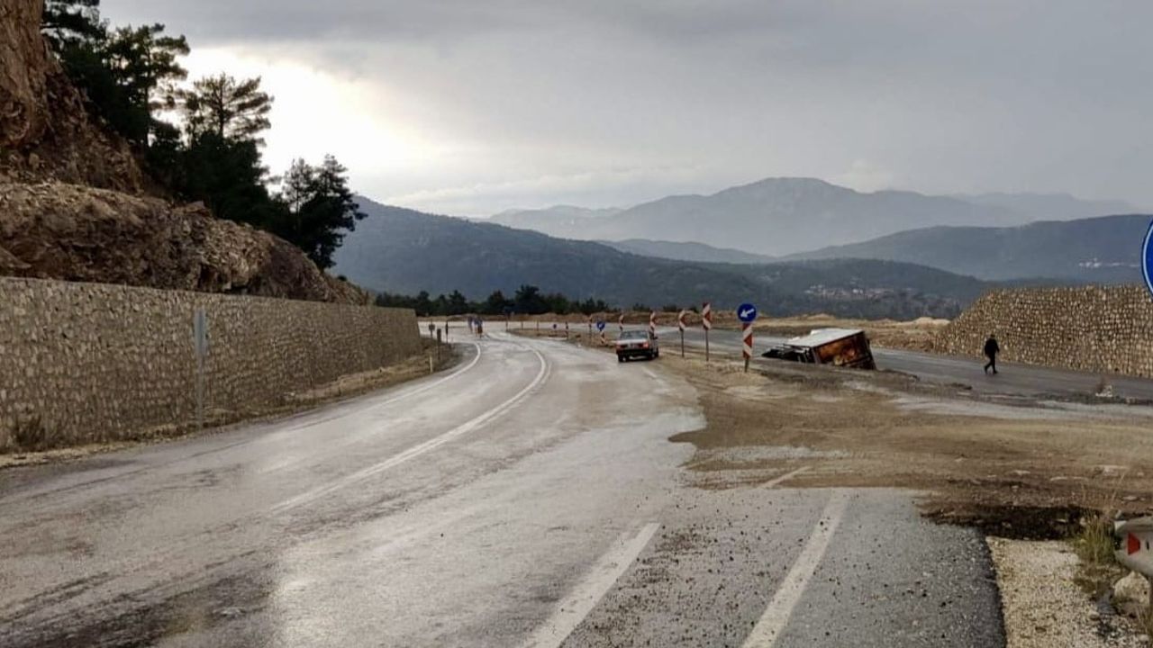 Antalya'da Kamyon Devrildi: Sürücü Yaralandı