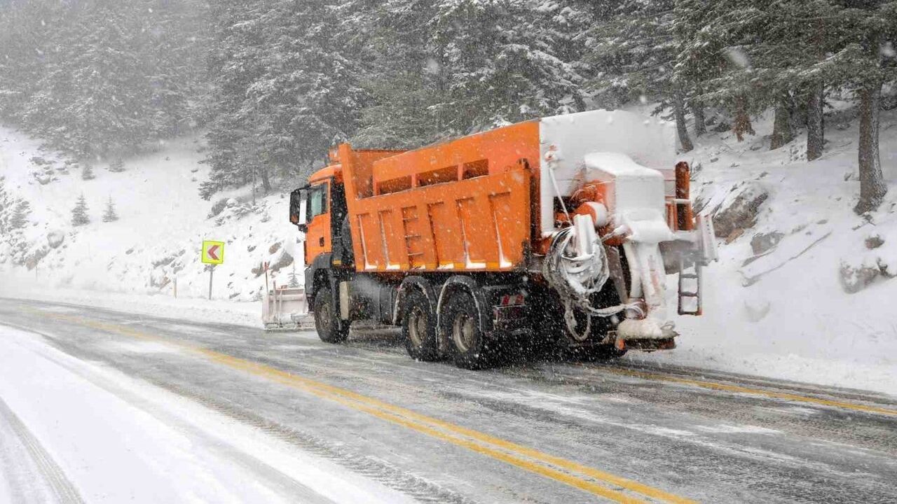 Antalya'da Kar Yağışı Devam Ediyor