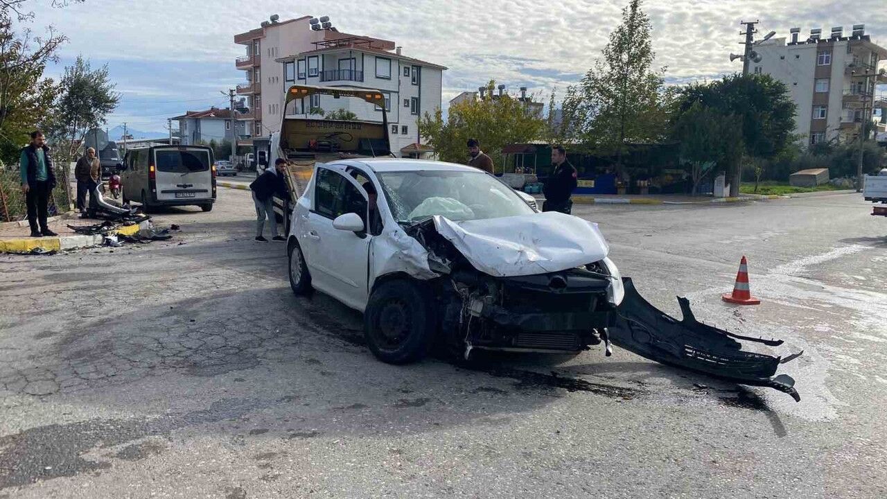 Antalya'da Kavşakta Çarpışma: 4 Kişi Yaralandı